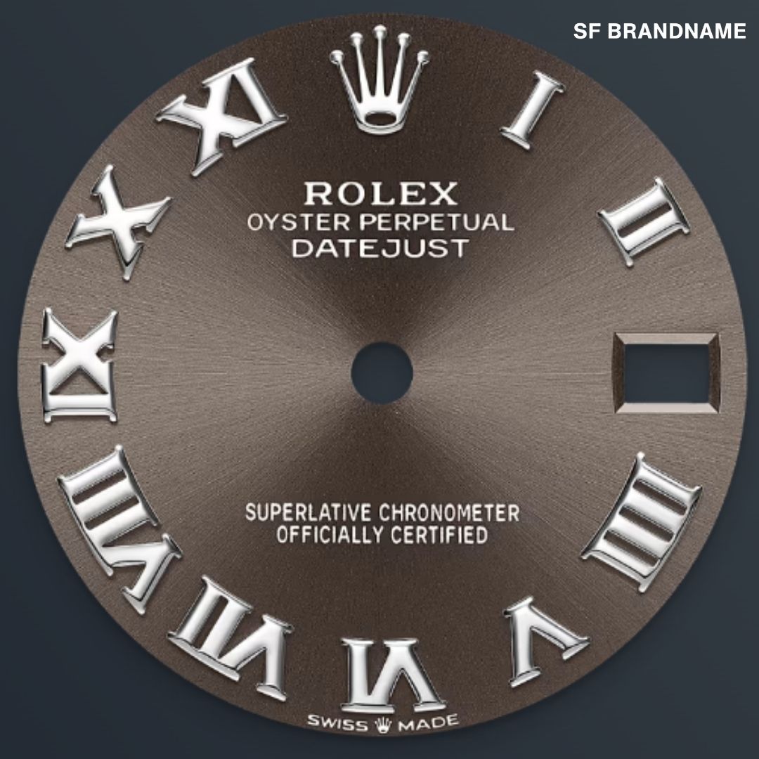 Rolex ปรับราคาขึ้นแล้ว ตัวไหนราคาเท่าไหร่ติดตามได้ที่ SF Brandname หากพูดถึงนาฬิกาหรูที่เป็นไอคอนเหนือกาลเวลา Rolex คือแบรนด์ที่นักสะสมและนักลงทุนทั่วโลกจับตามองอยู่เสมอ และในปี 2025 นี้ Rolex ได้มีการปรับราคาขึ้นอีกครั้ง ส่งผลให้หลายรุ่นยอดนิยมมีมูลค่าสูงขึ้นในตลาด ทั้งในราคาป้ายและราคามือสอง  ไม่ว่าคุณจะเป็นแฟน Rolex ตัวยงหรือมือใหม่ที่กำลังมองหานาฬิกาเรือนแรก การอัปเดตราคาล่าสุดเป็นเรื่องสำคัญ เพราะ Rolex ไม่ใช่แค่เครื่องบอกเวลา แต่ยังเป็น สินทรัพย์ที่เพิ่มมูลค่าได้อย่างต่อเนื่อง ในบทความนี้ SF Brandname จะพาคุณไปดู 8 รุ่น Rolex ที่มีการปรับราคาล่าสุดในปี 2025 ถ้าคุณอยากรู้ว่า Rolex รุ่นไหนที่กำลังเป็นที่ต้องการและควรค่าแก่การลงทุน ติดตามได้ที่บทความนี้    Datejust 31  Datejust 31 ทำจาก Oystersteel และทองคำขาว โดดเด่นด้วยหน้าปัดสีเทาเข้ม และสาย Jubilee ขอบหน้าปัดแบบร่องของ Rolex เป็นสัญลักษณ์ของความแตกต่าง แต่เดิมร่องของขอบหน้าปัด Oyster มีขึ้นด้วยวัตถุประสงค์ด้านการใช้งาน โดยทำหน้าที่ยึดขอบหน้าปัดลงบนตัวเรือนเพื่อประกันประสิทธิภาพในการกันน้ำของนาฬิกา  Oyster, 31 มิลลิเมตร Oystersteel และทองคำขาว ตัวเรือนตรงกลาง Monobloc, ด้านหลังตัวเรือนและเม็ดมะยมที่ยึดด้วยสกรู เส้นผ่านศูนย์กลาง 31 มิลลิเมตร วัสดุ White Rolesor - การผสมผสานระหว่าง Oystersteel และทองคำขาว กลไกการทำงาน คาลิเบอร์ 2236 พลังงานสำรองประมาณ 55 ชั่วโมง  ขอบตัวเรือน แบบเป็นร่อง เม็ดมะยมไขลาน ระบบกันน้ำ Twinlock สองชั้นแบบยึดด้วยสกรู เลนส์ Cyclops ทำจากแซฟไฟร์ป้องกันรอยขีดข่วนครอบอยู่เหนือวันที่ สามารถกันน้ำได้จนถึงระดับ 100 เมตร / 330 ฟุต ราคาเดิมของนาฬิการุ่นนี้อยู่ที่ 613,000 บาท ปรับขึ้นเป็น 640,500 บาท (ปรับขึ้น 27,500 บาท)     Yacht-Master 37  Oyster Perpetual Yacht-Master 37 ทำจาก Oystersteel และเอเวอร์โรสโกลด์ พร้อมสาย Oyster ขอบหน้าปัดแสดงเวลา 60 นาทีแบบหมุนได้สองทิศทางของ Yacht-Master รังสรรค์ขึ้นจากโลหะมีค่าทั้งหมด หรือติดตั้งด้วยขอบตัวเรือน Cerachrom จากเซรามิกที่ผลิตด้วยเทคโนโลยีชั้นสูง ตัวเลขและเครื่องหมายอื่นๆ เป็นตัวนูนขัดเงาและมีความโดดเด่นตัดกับพื้นหลังด้านและมีผิวพ่นทราย     ขอบหน้าปัดนี้มาพร้อมฟังก์ชันการทำงานที่ช่วยให้ผู้สวมใส่สามารถคำนวณ เช่น เวลาล่องเรือระหว่างทุ่นสองทุ่น จึงนับว่าเป็นอีกหนึ่งชิ้นส่วนที่สำคัญของนาฬิการุ่นนี้ที่มีเอกลักษณ์เด่นสะดุดตา  เฉกเช่นนาฬิกา Rolex สำหรับมืออาชีพทุกรุ่น Yacht-Master 37 มีหน้าปัดโครมาไลท์ที่ช่วยให้ผู้สวมใส่สามารถอ่านเวลาได้อย่างยอดเยี่ยมในทุกสภาพแวดล้อม โดยเฉพาะในที่มืด เข็มนาฬิกาขนาดกว้างและเครื่องหมายบอกชั่วโมงในรูปทรงอันเรียบง่าย อาทิ สามเหลี่ยม วงกลม หรือสี่เหลี่ยมได้รับการตกแต่งด้วยสารเรืองแสงที่ปล่อยแสงสีฟ้าสว่างติดต่อกันเป็นเวลานาน  ตัวเรือนรุ่น Oyster, 37 มิลลิเมตร Oystersteel และเอเวอร์โรสโกลด์ ตัวเรือนตรงกลาง Monobloc, ด้านหลังตัวเรือนและเม็ดมะยมที่ยึดด้วยสกรู เส้นผ่านศูนย์กลาง 37 มิลลิเมตร Everose Rolesor - การผสมผสานระหว่าง Oystersteel และเอเวอร์โรสโกลด์  ขอบตัวเรือน เอเวอร์โรสโกลด์หมุนได้สองทิศทางพร้อมการแสดงเวลา 60 นาทีด้วยตัวเลขนูน เม็ดมะยมไขลาน กลไกทำงานคาลิเบอร์ 2236 พลังงานสำรองประมาณ 55 ชั่วโมง ระบบกันน้ำ Triplock สามชั้นแบบยึดด้วยสกรูเลนส์ Cyclops ทำจากแซฟไฟร์ป้องกันรอยขีดข่วนครอบอยู่เหนือวันที่ กันน้ำได้จนถึงระดับ 100 เมตร / 330 ฟุต ราคาเดิมของนาฬิการุ่นนี้อยู่ที่ 566,300 บาท ปรับขึ้นเป็น 593,600 บาท (ปรับขึ้น 27,300 บาท)     Oyster Perpetual 36  Oyster Perpetual 36 มาพร้อมกับหน้าปัด สีฟ้าเทอร์ควอยซ์ ลาย Celebration และสาย Oyster ลวดลายใหม่นี้ให้ชื่อว่า Celebration มาพร้อมกับหน้าปัดของนาฬิการุ่น Oyster Perpetual 31, Oyster Perpetual 36 และ Oyster Perpetual 41 ลวดลายแบบใหม่มาพร้อมกับการตกแต่งทรงฟองสบู่ประดับขอบสีดำหลากหลายขนาด ที่ช่วยขับเน้นสีสันสดใสบนหน้าปัดเคลือบเงาที่เปิดตัวในปี 2020 โดยมีสีฟ้าเทอร์ควอยซ์เป็นพื้นหลังและมีการตกแต่งทรงฟองสบู่สีชมพูแคนดี้ สีเหลือง สีแดงปะการัง และสีเขียว  Rolex ใช้ Oystersteel กับนาฬิกาตัวเรือนสตีล Oystersteel ที่แบรนด์พัฒนาขึ้นเป็นพิเศษอยู่ในตระกูลสตีล 904L อัลลอยประเภทนี้ถูกนำมาใช้ในเทคโนโลยีชั้นสูงอย่างกว้างขวาง รวมถึงอุตสาหกรรมอวกาศและอุตสาหกรรมเคมีที่ซึ่งความทนทานต่อการสึกกร่อนสูงสุดเป็นเรื่องสำคัญ  Oystersteel มีความทนทานอย่างยิ่ง มอบความเงางามเป็นพิเศษหลังการขัด และยังคงความงามแม้ในสภาพแวดล้อมที่เลวร้ายที่สุด ตัวเรือนรุ่น Oyster, 36 มิลลิเมตร Oystersteel ตัวเรือนตรงกลาง Monobloc, ด้านหลังตัวเรือนและเม็ดมะยมที่ยึดด้วยสกรู เส้นผ่านศูนย์กลาง 36 มิลลิเมตร  วัสดุ Oystersteel ขอบตัวเรือน ทรงโดม เม็ดมะยมไขลาน กลไกการทำงานคาลิเบอร์ 3230ระบบกันน้ำ Twinlock สองชั้นแบบยึดด้วยสกรู หน้าปัดคริสตัลแซฟไฟร์ป้องกันรอยขีดข่วน ออสซิลเลเตอร์แฮร์สปริง Parachrom สีฟ้าต้านสนามแม่เหล็ก ตัวดูดซับแรงกระแทก Paraflex สมรรถนะสูงพลังงานสำรองประมาณ 70 ชั่วโมง สามารถกันน้ำได้จนถึงระดับ 100 เมตร / 330 ฟุต ราคาเดิมของนาฬิการุ่นนี้อยู่ที่ 230,400 บาท ปรับขึ้นเป็น 234,300 บาท (ปรับขึ้น 3,900 บาท)     Lady-Datejust  งามสง่าอย่างหรูหรา Oyster Perpetual Lady-Datejust ทำจากOystersteel และทองคำขาว โดดเด่นด้วยหน้าปัดสีชมพูประดับด้วยเพชร และสาย Oyster ลักษณะเด่นของหน้าปัดรุ่นนี้คือความงดงามของเพชรประดับทองคำ 18 กะรัต การตกแต่งผิวซันเรย์ยังรังสรรค์แสงสะท้อนอันละเอียดอ่อนบนหลากหลายหน้าปัดในคอลเลกชัน Oyster Perpetual โดยใช้เทคนิคการแปรงพิเศษเฉพาะระดับมืออาชีพในการสร้างร่องที่ปัดออกจากกลางหน้าปัด  แสงจะกระจายไปตามการแกะสลักของงานแต่ละชิ้นอย่างสม่ำเสมอ เนรมิตให้เกิดแสงอันงดงามที่มีลักษณะเฉพาะและเคลื่อนไหวไปตามท่วงท่าของข้อมือ หลังจากตกแต่งผิวซันเรย์เสร็จสมบูรณ์แล้ว สีของหน้าปัดจะถูกนำเข้ากระบวนการตกตะกอนของไอสสารหรือการชุบโลหะด้วยไฟฟ้า การเคลือบเงาอย่างเบาบางช่วยเสริมความงามให้กับหน้าปัดเป็นขั้นสุดท้าย  ช่างประดับอัญมณีเสมือนดั่งนักประติมากรรมผู้สลักเสลาโลหะมีค่าเพื่อเป็นฐานรองรับอัญมณีแต่ละชิ้นที่ได้รับการจัดเรียงด้วยความบรรจงของชิ้นงานที่สมบูรณ์แบบ ด้วยทักษะทางศิลปะและฝีมือของช่างทำอัญมณี หินมีค่าเหล่านี้จะถูกจัดเรียงด้วยความพิถีพิถันและยึดไว้อย่างแน่นหนาเข้ากับวัสดุทองคำหรือแพลทินัม  ตัวเรือนรุ่น Oyster, 28 มิลลิเมตร Oystersteel, ทองคำขาวและเพชร ตัวเรือนตรงกลาง Monobloc, ด้านหลังตัวเรือนและเม็ดมะยมที่ยึดด้วยสกรู เส้นผ่านศูนย์กลาง 28 มิลลิเมตร วัสดุ White Rolesor - การผสมผสานระหว่าง Oystersteel และทองคำขาว  ขอบตัวเรือนล้อมด้วยเพชร เม็ดมะยมไขลาน กลไกการทำงานคาลิเบอร์ 2236 ระบบกันน้ำ Twinlock สองชั้นแบบยึดด้วยสกรู กระจกเลนส์ Cyclops ทำจากแซฟไฟร์ป้องกันรอยขีดข่วนครอบอยู่เหนือวันที่พลังงานสำรองประมาณ 55 ชั่วโมง สามารถกันน้ำได้จนถึงระดับ 100 เมตร / 330 ฟุต ราคาเดิมของนาฬิการุ่นนี้อยู่ที่ 628,800 บาท ปรับขึ้นเป็น 640,500 บาท (ปรับขึ้น 11,700 บาท)     Datejust 36  Oyster Perpetual Datejust 36 ทำจากOystersteel และเอเวอร์โรสโกลด์ โดดเด่นด้วยหน้าปัดสีชมพูกุหลาบ, ประดับเพชร และสาย Oyster ลักษณะเด่นของหน้าปัดรุ่นนี้คือความงดงามของตัวเลขโรมัน VI และ IX ทำจากทองคำ 18 กะรัต ประดับเพชร 24 เม็ด การตกแต่งผิวซันเรย์ยังรังสรรค์แสงสะท้อนอันละเอียดอ่อนบนหลากหลายหน้าปัดในคอลเลกชัน Oyster Perpetual โดยใช้เทคนิคการแปรงพิเศษเฉพาะระดับมืออาชีพในการสร้างร่องที่ปัดออกจากกลางหน้าปัด  ตัวเรือนรุ่น Oyster, 36 มิลลิเมตร Oystersteel, เอเวอร์โรสโกลด์และเพชร ตัวเรือนตรงกลาง Monobloc, ด้านหลังตัวเรือนและเม็ดมะยมที่ยึดด้วยสกรู เส้นผ่านศูนย์กลาง 36 มิลลิเมตร วัสดุ Everose Rolesor - การผสมผสานระหว่าง Oystersteel และเอเวอร์โรสโกลด์  ขอบตัวเรือน ประดับเพชร เม็ดมะยมไขลาน กลไกการทำงาน คาลิเบอร์ 3235 ระบบกันน้ำ Twinlock สองชั้นแบบยึดด้วยสกรู กระจกเลนส์ Cyclops ทำจากแซฟไฟร์ป้องกันรอยขีดข่วนครอบอยู่เหนือวันที่ พลังงานสำรองประมาณ 70 ชั่วโมง สามารถกันน้ำได้จนถึงระดับ 100 เมตร / 330 ฟุต ราคาเดิมของนาฬิการุ่นนี้อยู่ที่ 855,300 บาท ปรับขึ้นเป็น 894,300 บาท (ปรับขึ้น 39,000 บาท)  Oyster Perpetual 28  Oyster Perpetual 28 มาพร้อมกับหน้าปัด เงิน และสาย Oyster การตกแต่งผิวซันเรย์รังสรรค์แสงสะท้อนอันละเอียดอ่อนบนหลากหลายหน้าปัดในคอลเลกชัน Oyster Perpetual โดยใช้เทคนิคการแปรงพิเศษเฉพาะระดับมืออาชีพในการสร้างร่องที่ปัดออกจากกลางหน้าปัด  ตัวเรือนรุ่น Oyster, 28มิลลิเมตร Oystersteel ตัวเรือนตรงกลาง Monobloc, ด้านหลังตัวเรือนและเม็ดมะยมที่ยึดด้วยสกรู เส้นผ่านศูนย์กลาง 28 มิลลิเมตร  วัสดุ Oystersteel ขอบตัวเรือน ทรงโดม เม็ดมะยมไขลาน กลไกการทำงาน คาลิเบอร์ 2232 ระบบกันน้ำ Twinlock สองชั้นแบบยึดด้วยสกรู พลังงานสำรองประมาณ 55 ชั่วโมง กระจกคริสตัลแซฟไฟร์ป้องกันรอยขีดข่วน สามารถกันน้ำได้จนถึงระดับ 100 เมตร / 330 ฟุต ราคาเดิมของนาฬิการุ่นนี้อยู่ที่ 210,900 บาท ปรับขึ้นเป็น 214,800 บาท (ปรับขึ้น 3,900 บาท)     Submariner Date 41  เชื่อมั่นอย่างแรงกล้า Oyster Perpetual Submariner Date ทำจาก Oystersteel มาพร้อมกับขอบหน้าปัด Cerachrom สีเขียวทำจากเซรามิก และหน้าปัดสีดำที่มีเครื่องหมายบอกชั่วโมงเรืองแสงขนาดใหญ่ ขอบหน้าปัดแบบหมุนได้ของ Submariner ถือเป็นฟังก์ชันหลักของนาฬิกา โดยขอบหน้าปัดจะได้รับการสลักขั้นบอกเวลา 60 นาที เพื่อช่วยให้นักดำน้ำสามารถควบคุมเวลาดำน้ำและพักลดความกดอากาศได้อย่างถูกต้องและปลอดภัย  หน้าปัดโครมาไลท์พร้อมสารเรืองแสงเป็นนวัตกรรมที่ช่วยเพิ่มการมองเห็นในสภาพแวดล้อมอันมืดมิด ซึ่งเป็นคุณสมบัติสำคัญสำหรับนักดำน้ำ เครื่องหมายบอกชั่วโมงในรูปทรงที่เรียบง่าย คือ สามเหลี่ยม วงกลม สี่เหลี่ยม และเข็มแสดงชั่วโมงและนาทีที่กว้างจะช่วยให้ทำการอ่านเวลาได้ทันที และสามารถเชื่อถือได้เพื่อป้องกันความสับสนขณะอยู่ใต้น้ำ  ตัวเรือนรุ่น Oyster, 41 มิลลิเมตร Oystersteel ตัวเรือนตรงกลาง Monobloc, ด้านหลังตัวเรือนและเม็ดมะยมที่ยึดด้วยสกรู เส้นผ่านศูนย์กลาง 41 มิลลิเมตร วัสดุ Oystersteel ขอบตัวเรือน Cerachrom หมุนได้ทิศทางเดียวพร้อมขั้นบอกเวลา 60 นาทีจากเซรามิกสีเขียวและมอบการป้องกันรอยขีดข่วน ตัวเลขและเครื่องหมายอื่นๆ เคลือบด้วยแพลทินัม เม็ดมะยมไขลาน กลไกการทำงาน คาลิเบอร์ 3235 พลังงานสำรองประมาณ 70 ชั่วโมง ระบบกันน้ำ Triplock สามชั้นแบบยึดด้วยสกรู  กระจกคริสตัลเลนส์ Cyclops ทำจากแซฟไฟร์ป้องกันรอยขีดข่วนครอบอยู่เหนือวันที่ สามารถกันน้ำได้จนถึงระดับ 300 เมตร / 1,000 ฟุต ราคาเดิมของนาฬิการุ่นนี้อยู่ที่ 410,100 บาท ปรับขึ้นเป็น 414,000 บาท (ปรับขึ้น 3,900 บาท)     Day-Date 36  ความสำเร็จดั่งอุดมคติ Oyster Perpetual Day-Date 36 ทำจากแพลทินัม พร้อมหน้าปัดสีไอซ์บลู ขอบหน้าปัดเซาะร่อง และสาย President หน้าปัดสีไอซ์บลูถือเป็นสัญลักษณ์เฉพาะของนาฬิกาแพลทินัมของ Rolex Rolex ใช้แพลทินัมอันเป็นโลหะที่มีความล้ำค่าที่สุดสำหรับนาฬิกาที่หรูหราที่สุด  แพลทินัมเป็นโลหะล้ำค่าและหายาก โดดเด่นสะดุดตาด้วยสีเงินที่สว่างบริสุทธิ์และเปล่งประกาย หนึ่งในโลหะที่หนาแน่นที่สุดและหนักที่สุดในโลก แยกความแตกต่างได้จากคุณสมบัติเฉพาะทางด้านเคมีและกายภาพ เช่น การทนทานต่อการกัดกร่อนที่มากเป็นพิเศษ  ตัวเรือนรุ่น Oyster, 36 มิลลิเมตร แพลทินัม ตัวเรือนตรงกลาง Monobloc, ด้านหลังตัวเรือนและเม็ดมะยมที่ยึดด้วยสกรู เส้นผ่านศูนย์กลาง 36 มิลลิเมตร วัสดุ แพลทินัม ขอบตัวเรือน แบบร่อง เม็ดมะยมไขลาน กลไกการทำงาน คาลิเบอร์ 3255 พลังงานสำรองประมาณ 70 ชั่วโมง ระบบกันน้ำ Twinlock สองชั้นแบบยึดด้วยสกรู  กระจกคริสตัลเลนส์ Cyclops ทำจากแซฟไฟร์ป้องกันรอยขีดข่วนครอบอยู่เหนือวันที่ สามารถกันน้ำได้จนถึงระดับ 100 เมตร / 330 ฟุต ราคาเดิมของนาฬิการุ่นนี้อยู่ที่ 2,362,700 บาท ปรับขึ้นเป็น 2,386,200บาท (ปรับขึ้น 23,500 บาท)     การปรับราคาของ Rolex ในปี 2025 ตอกย้ำให้เห็นถึงความต้องการที่ไม่มีวันลดลงของแบรนด์นาฬิกาหรูระดับโลกนี้ ไม่ว่าจะเป็นรุ่นคลาสสิกอย่าง Submariner, Daytona, Datejust หรือรุ่นหายากที่นักสะสมหมายตา ทุกเรือนล้วนแต่เป็นการลงทุนที่คุ้มค่า  หากคุณกำลังมองหา Rolex รุ่นที่ใช่ ไม่ว่าจะเพื่อสะสม สวมใส่ หรือสร้างผลตอบแทนในอนาคต SF Brandname คัดสรรนาฬิกาของแท้ในราคาที่เหมาะสม พร้อมอัปเดตราคาตลาดให้คุณได้ตัดสินใจอย่างมั่นใจ อย่าปล่อยให้โอกาสดี ๆ หลุดมือ! เช็กราคาล่าสุดและจับจอง Rolex ในฝันของคุณได้ที่ SF Brandname วันนี้