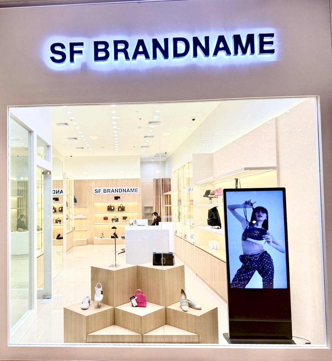SF BRANDNAME Central Chaeng Wattana storefront
